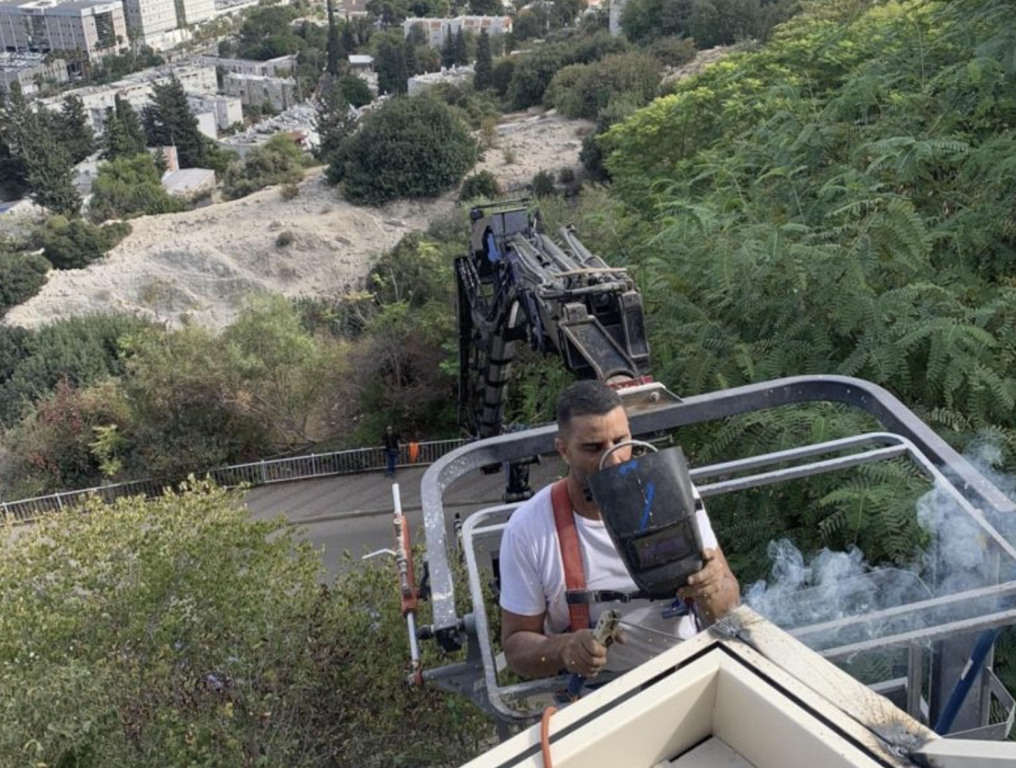אמיר בלאן | קבלן יצור והתקנת מרפסות תלויות מפלדה
