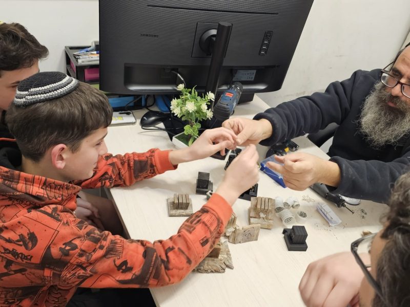 תפילין תכלת מרדכי | מפעל לייצור תפילין ומזוזות | תפילין עם ערכים | כפר עציון