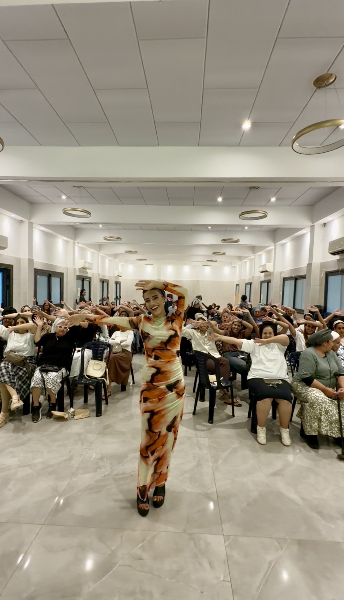 לירון טרי מנחה ערב נשי אנרגטי מול קהל נשים